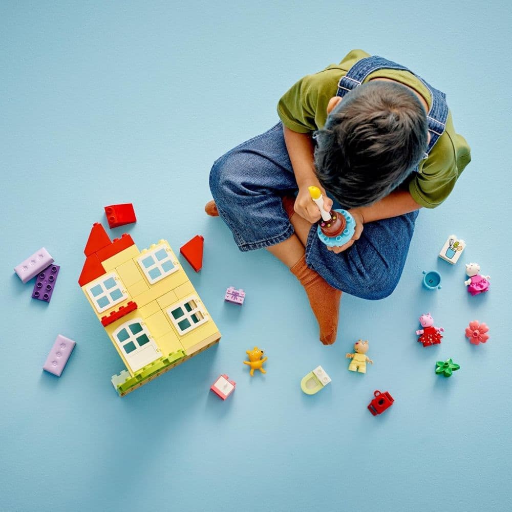 LEGO Duplo Peppa Pig Birthday House Playset Second Alternate Image